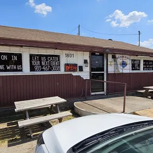 ows the outside of the restaurant