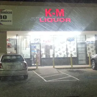 a car parked in front of a liquor store