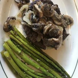 Ranchhouse Sirloin (6 oz) with asparagus