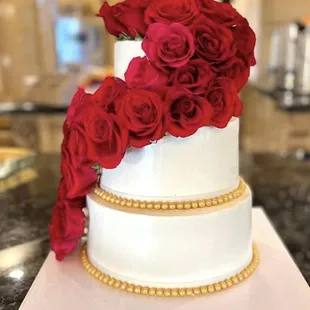 Wedding cake with fresh flowers