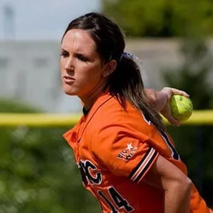 Chelsea Engle pitching for UOP