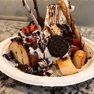 Sugar bread loaf with 2 scoops of ice cream and a slice of cheesecake