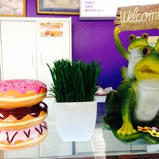 Very friendly welcoming atmosphere! Cute tip donut box