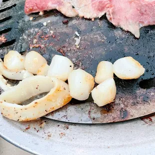 Grilling some scallops and calamari rings.
