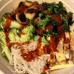 Beef with egg, broccoli, roasted garlic, spinach, kelp noodles on white rice - spicy sauce