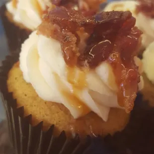 Maple Bacon French Toast Cupcakes! Tastes just like breakfast!