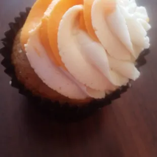 Orange Dreamsicle cupcake so dreamy and tastes just like one of my favorite treats, the creamsicle!!!!