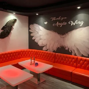 My favorite angel wings room, it can fit 15 people! Good for a birthday party! Super!