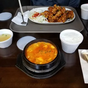 Spicy fried chicken and spicy seafood tofu stew