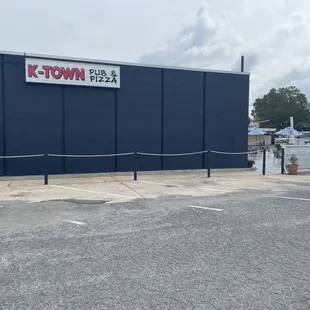 Lot&apos;s of Parking and Patio