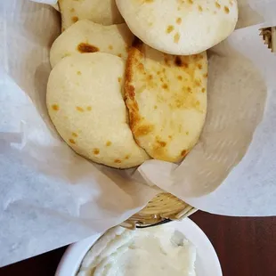 2017-09-16. Kabob Castle. Clinton Two. MI. Pita was slightly crumbly, 2 stars. Toum (whipped garlic spread) was smooth, not spicy. 4 stars.