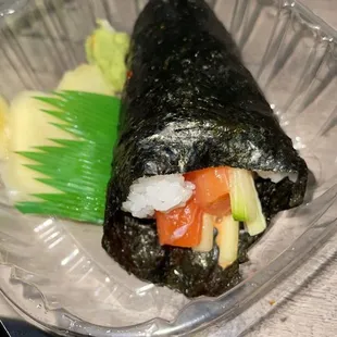 Spicy salmon hand roll