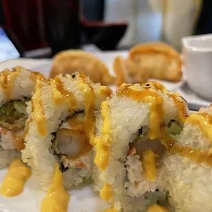 Crunch Roll w Dynamite sauce