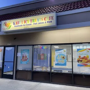 Outside picture of the ice cream store.