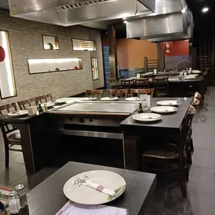 Tables and settings around 3 sides of the Hibachi grill
