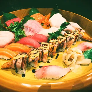 Love Boat
(10 pcs nigiri, 15 pcs sashimi, American Dream Roll)