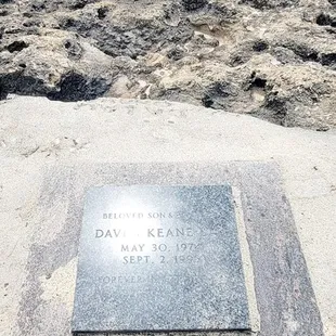 Memorial plate (08/27/24). #KaenaPointStatePark #Waianae #Hawaii #KaenaPoint #StatePark
