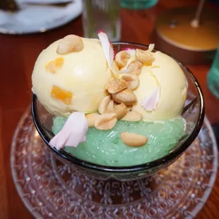 Mango ice cream with sticky rice