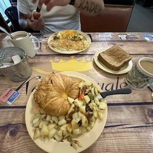 Kafe Croissant w country potatoes