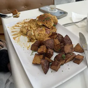 Eggs Benedict no hollandaise sauce.. meat was so tough could not eat..