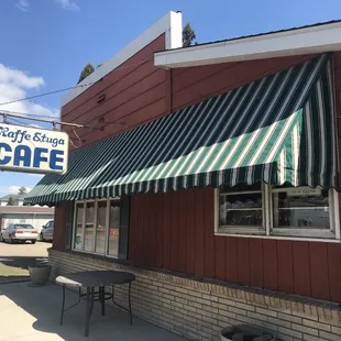 the outside of a cafe