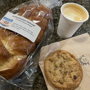 Cortado and chocolate chip cookie made a good match.