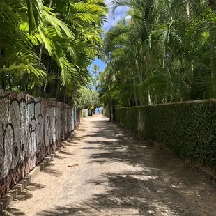 Entrance to beach from Kahala Ave