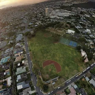 This park has baseball diamonds, tennis courts, basketball courts, and a playground.