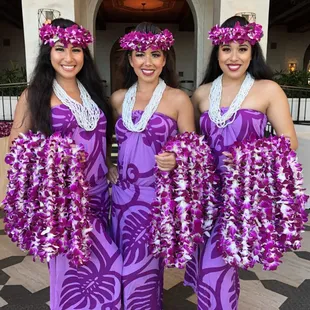 Lei greeters help to brighten everyone&apos;s day!