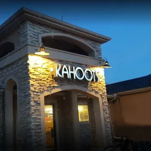 the front of a restaurant at night