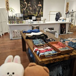 Other accessories, lotions, jewelry, etc.