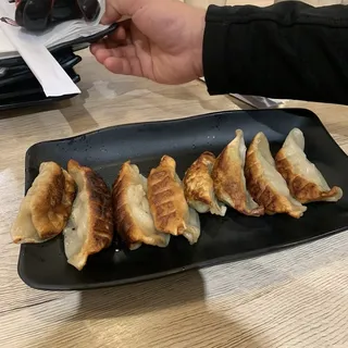 Home made gyoza ( pork, 8 pcs)