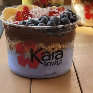 Homemade spirulina base with healthy gluten and nuts free granola ! No water , dairy or sugar added! Just fruits !