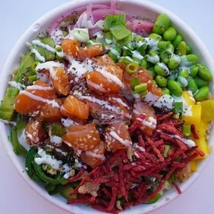 Salmon poke bowl: fresh vegetables, and sashimi grade salmon for a healthy lunch or dinner !
