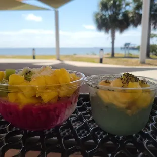 Large pitaya and small spirulina bowls.