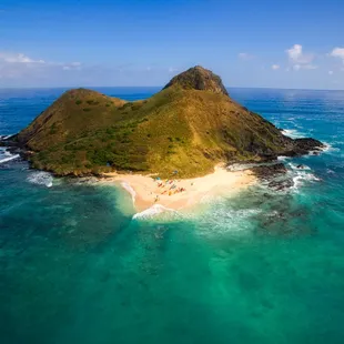 The Mokulu Islands are the destination for our Twin Islands Guided Kayak Tour.