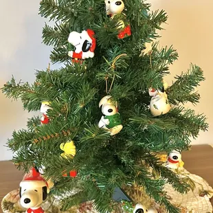 Cool Snoopy ornaments : )