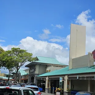 It's quite crowded at noon time...