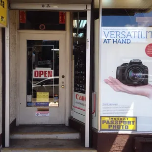 I've searched all over Oahu for a tripod to use with my Canon EOS 7D. Found it at Kaimuki Camera.