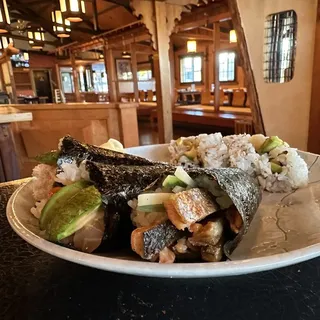 Salmon skin hand roll