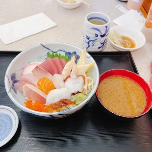 Kaisen don (chirashi bowl).