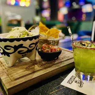 Guacamole &amp; Pepinos con Chile Margarita