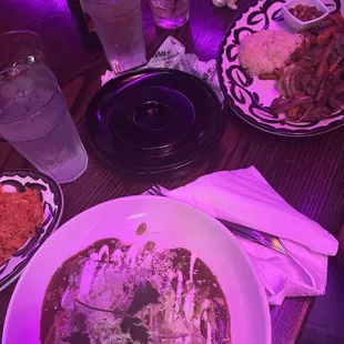 Enchiladas verdes, lomo saltado