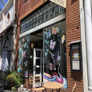 the outside of a coffee shop