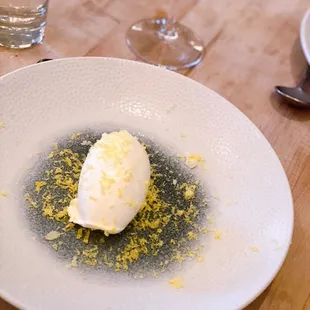 Meringue gelato with salted egg yolk flakes | IG: happyfoodieoc