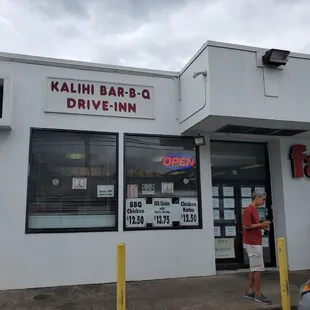 Entrance area of Kalihi Bar-B-Q Drive-Inn.