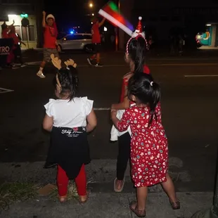 Kiddos having SO MUCH FUN at the KALIHI Christmas parade *11/29/24
