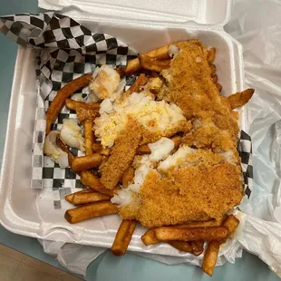 Fish and Chips Kallans Bar AND GRILL  don&apos;t eat shit from Bear City especially Sugarloaf