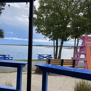 Great location. Laid back atmosphere. Great Happy Hour prices. Good good.