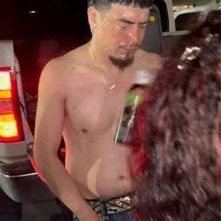 La encargada de kalua poniendole un spray para el pepper spray ayudandonos con esta injustcia acia la raza.